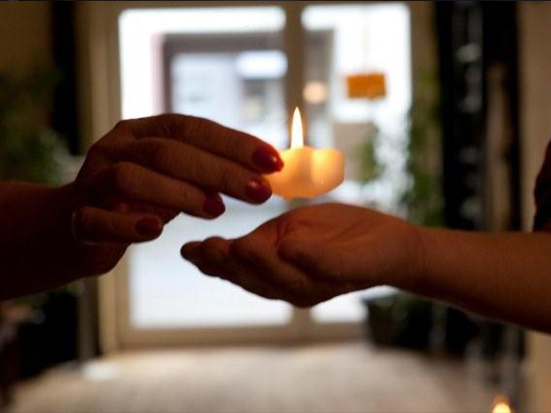 Kistner und Scheidler Bestattungen, Frankfurt am Main - als Rutal werden im Anschluss an Trauerfeier und Bestattung den Angehörigen ein Licht der Hoffnung übergeben